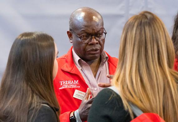 Image of Vice President for Diversity, Equity and Inclusion Doctor Edward Antonio speaking with a family.